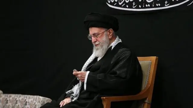 علی خامنه‌ای پس از چند هفته غیبت، برای نخستین بار از زمان حمله اسرائیل به ایران، در شب عاشورا در مراسم‌های عمومی حاضر شد و از محمود کریمی، مداح حکومتی خواست که سرود «ای ایران» بخواند