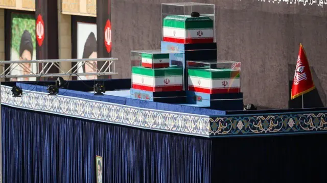 تابوت علی خامنه‌ای و چهار نفر از اعضای خانواده‌اش در محفظه شیشه‌ای
